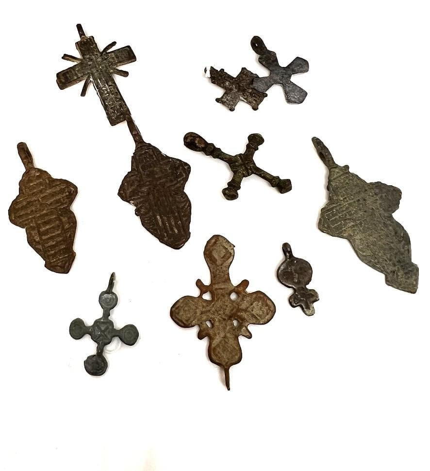 古代ブロンズの装飾品10個　クロスなど