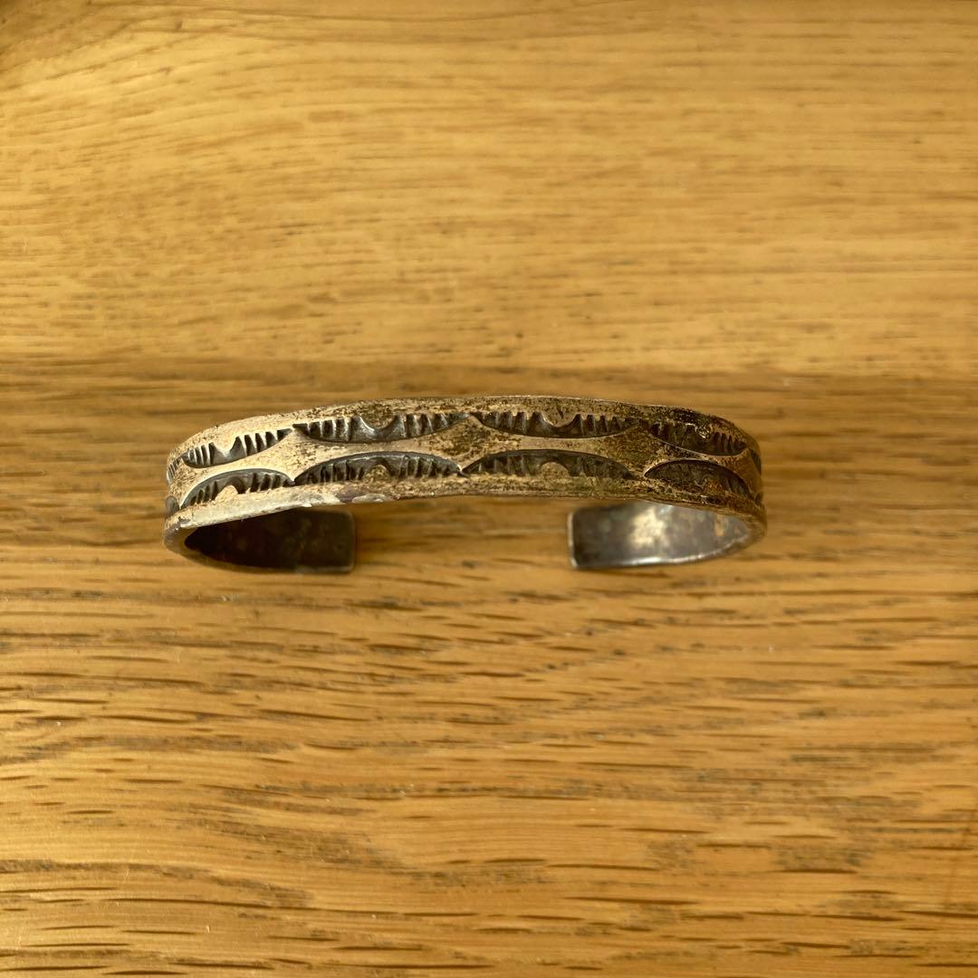 シルバー 彫刻模様 バングル NORA STERLING ナバホ　スターリング