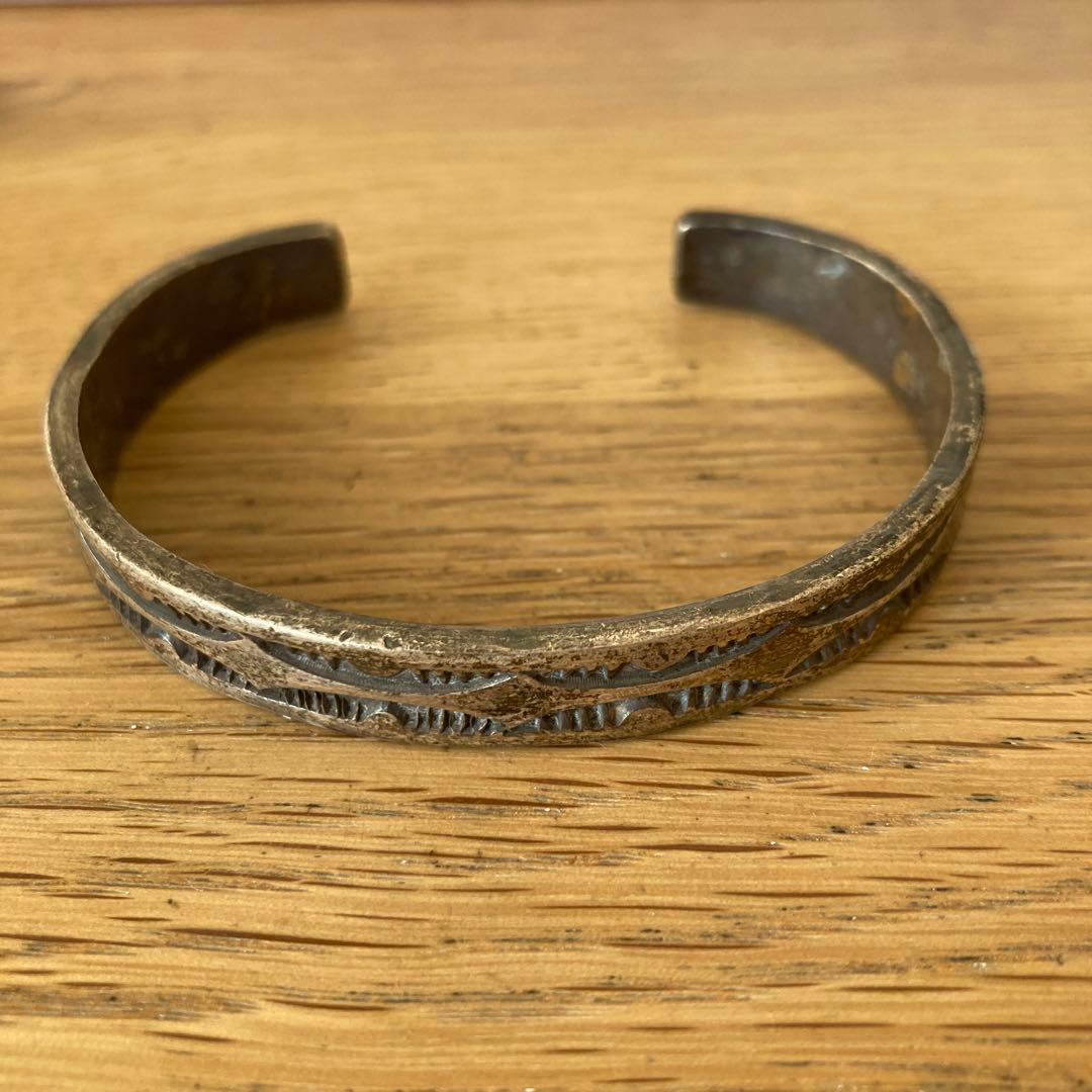 シルバー 彫刻模様 バングル NORA STERLING ナバホ　スターリング