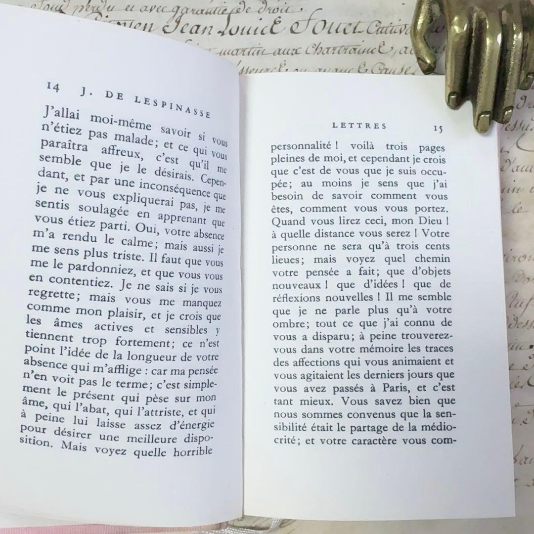フランス　アンティーク　淡いピンク色の小さな本　ケース付き