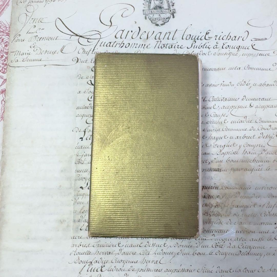 フランス　アンティーク　淡いピンク色の小さな本　ケース付き