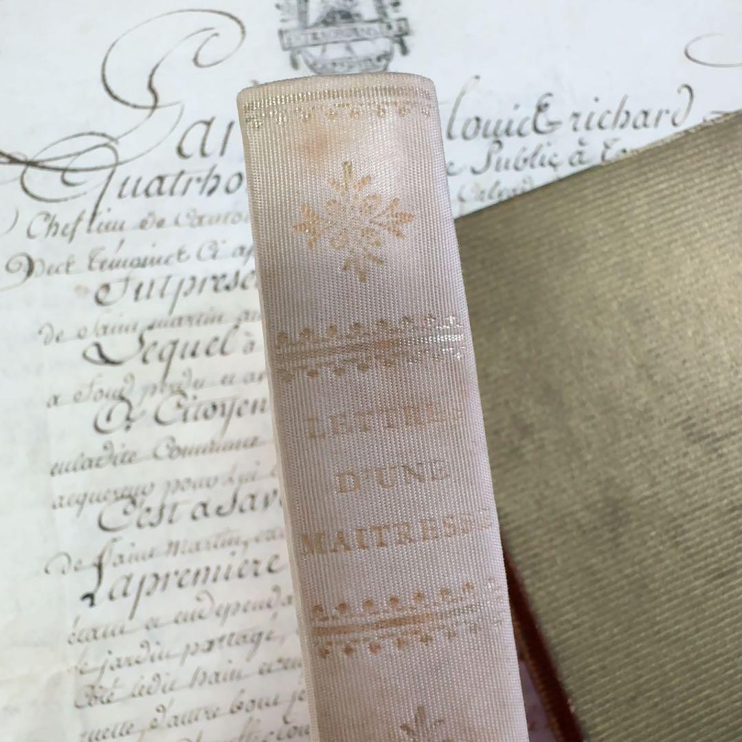 フランス　アンティーク　淡いピンク色の小さな本　ケース付き