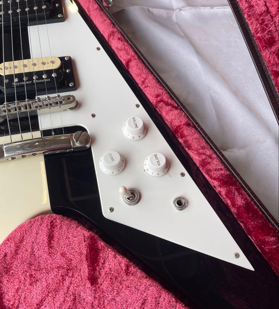 Vシェイプ　エレキギター ホワイト/ブラック