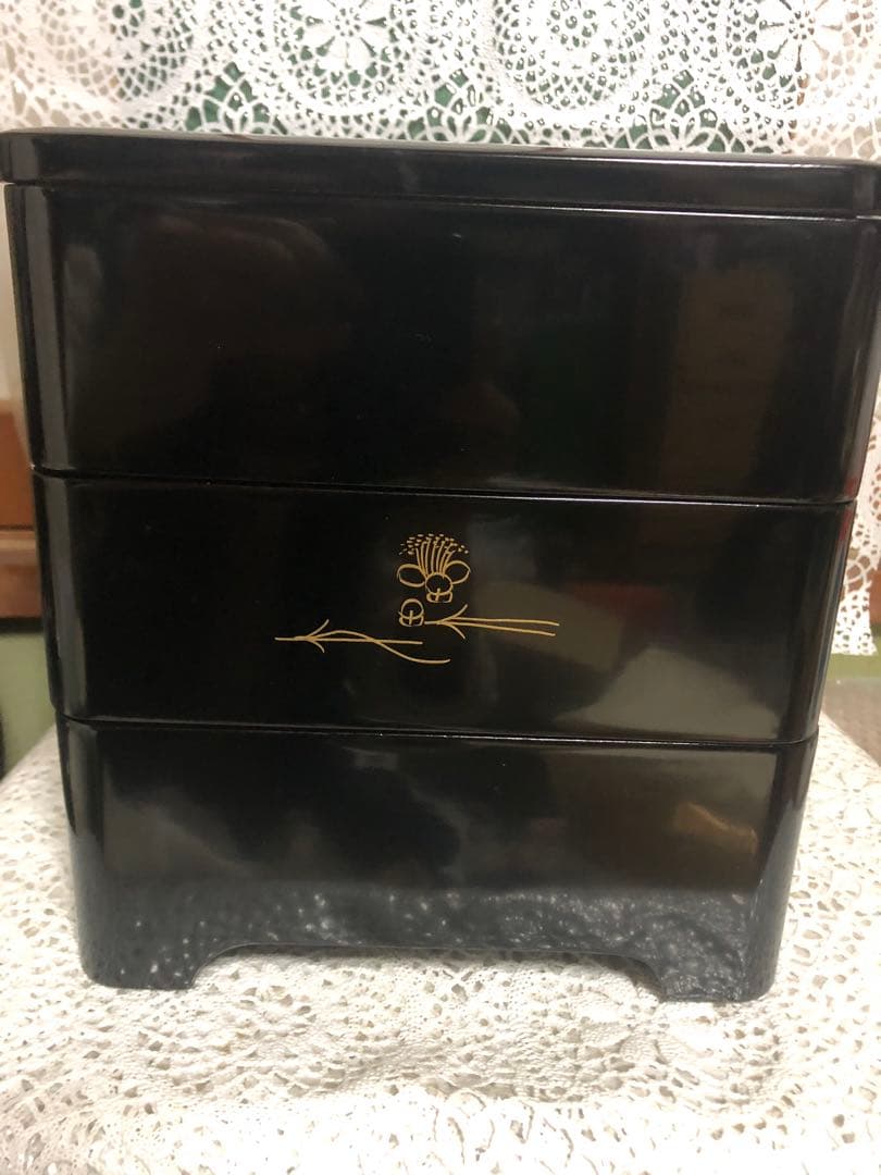 重箱 黒地 金色 松の木