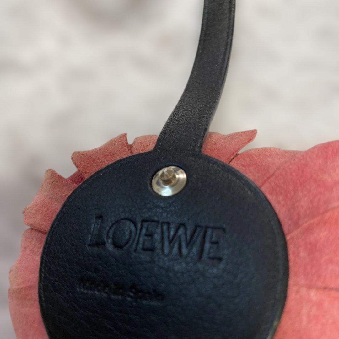 ローズマリー　ロエベ　ピンク花モチーフ革製チャーム