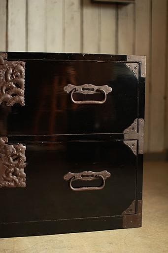 Akamaru 　綺麗な打ち出し金具庄内箪笥　2段　タンス　収納　古家具