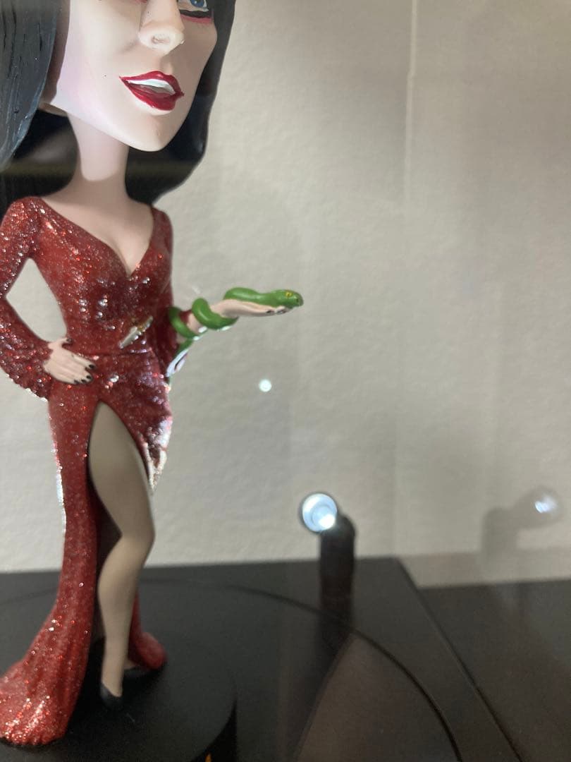 エルヴァイラ 赤