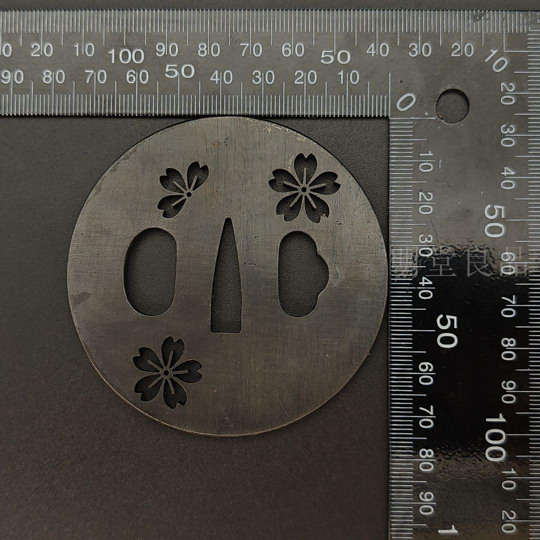 LH10　日本刀装具　刀鍔　桜花の図　鉄地　透　金工品　鍔　刀剣美術