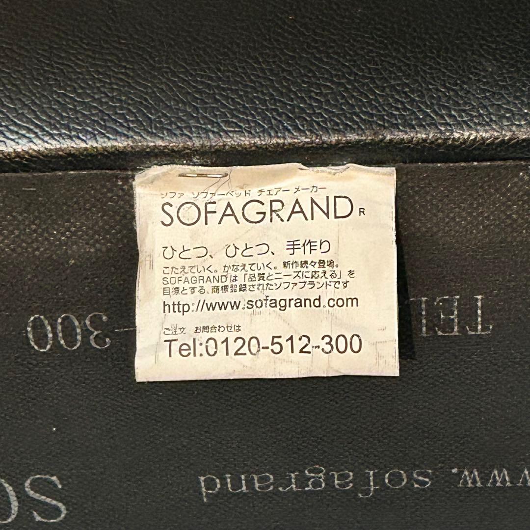 黒い収納ベンチ ボタン留めデザイン