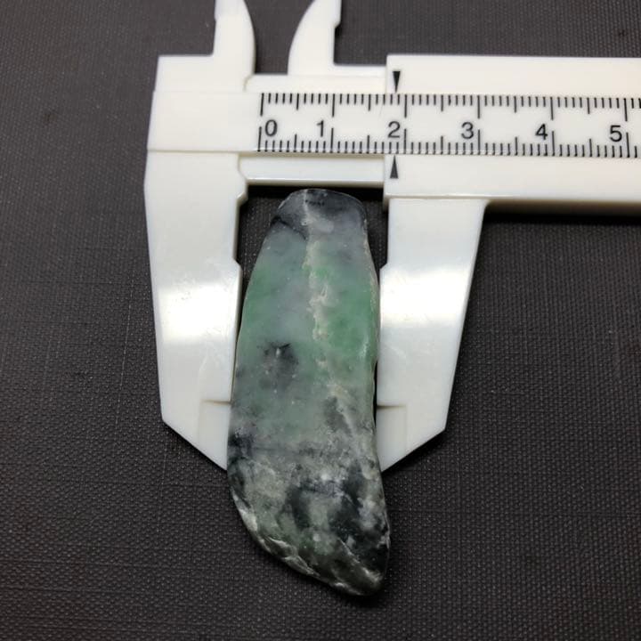 糸魚川　翡翠　原石（青海川産）