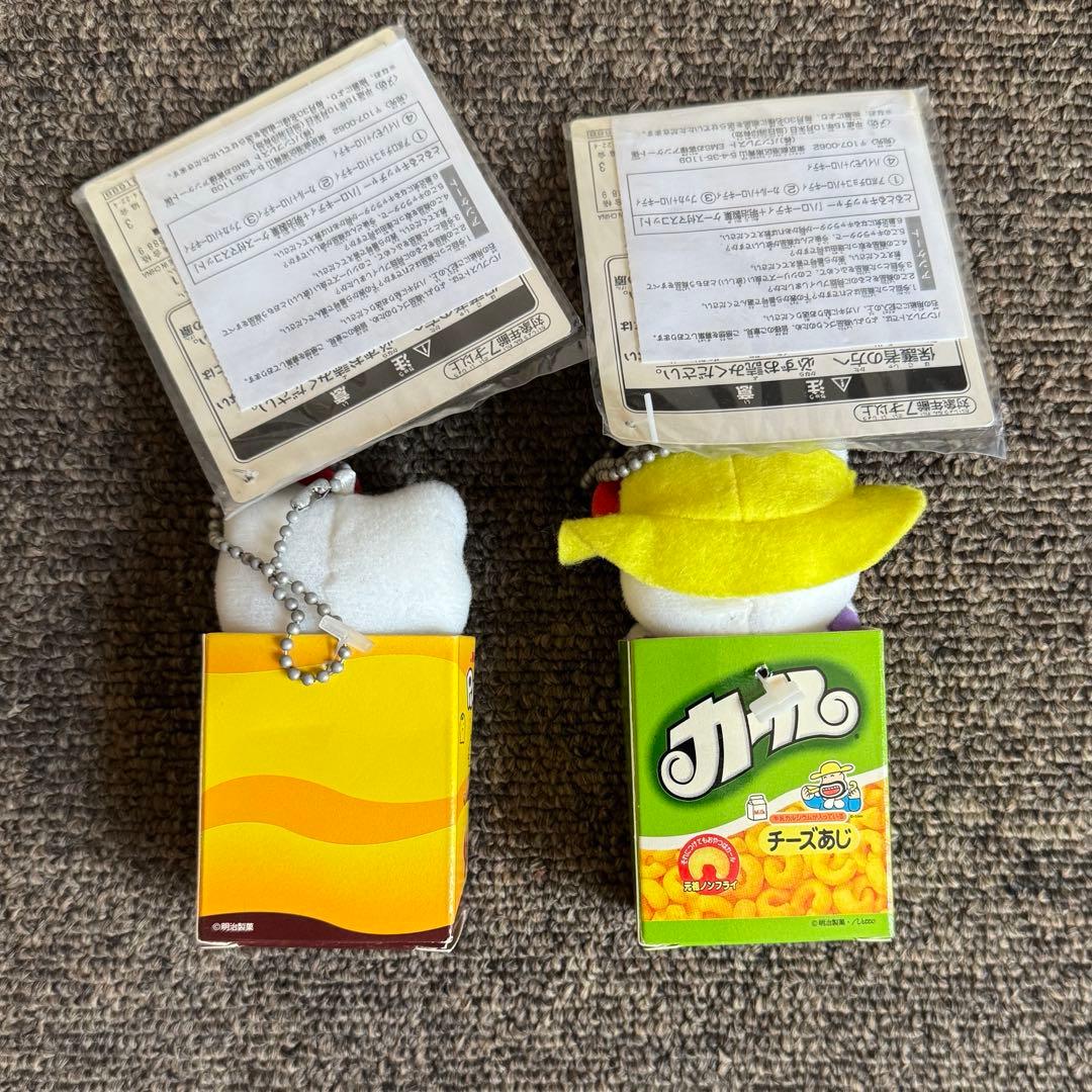 ハローキティと明治製菓のコラボケース付きマスコット2種セット　超レア！