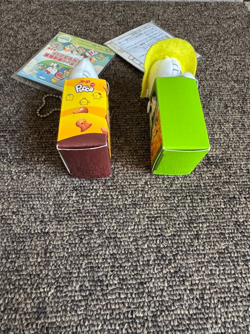 ハローキティと明治製菓のコラボケース付きマスコット2種セット　超レア！