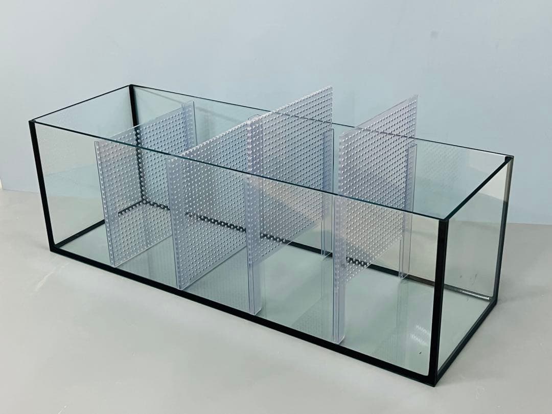 特注600ｘ200ｘ200㎜ 5室水槽 パンチング仕切り板付 ブラックシリコン