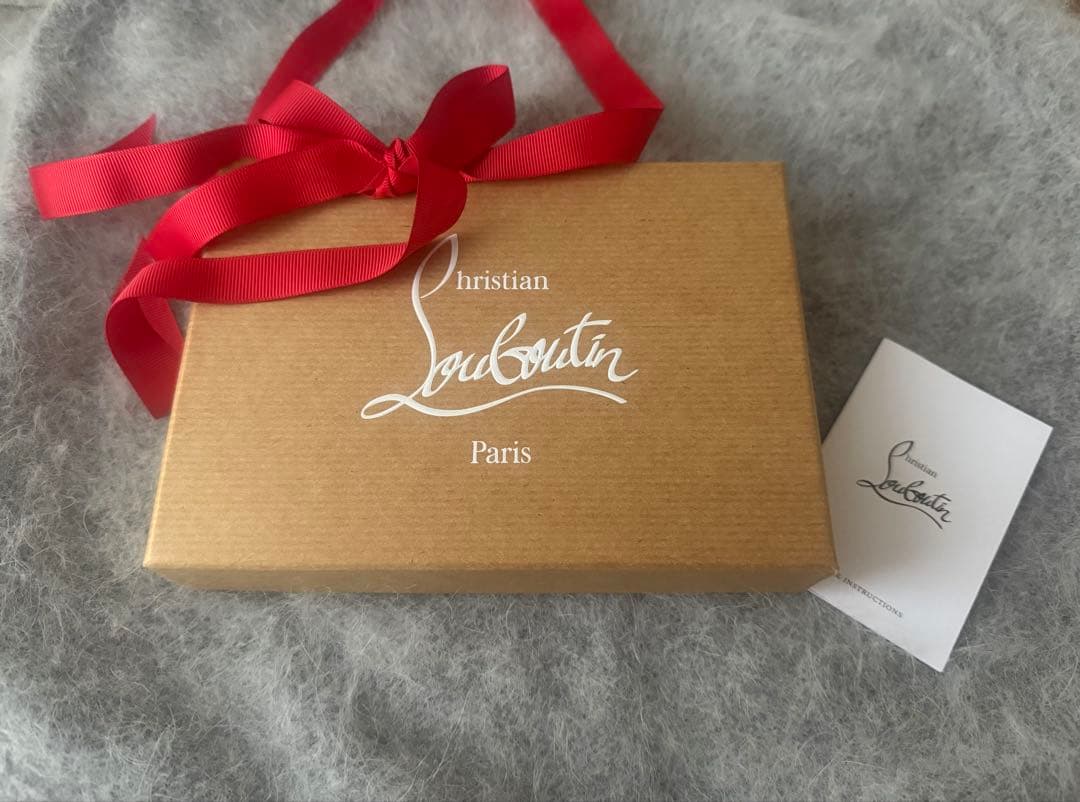 【正規品】クリスチャン・ルブタン★二つ折り財布★ピンク★美品★箱とリボン付き