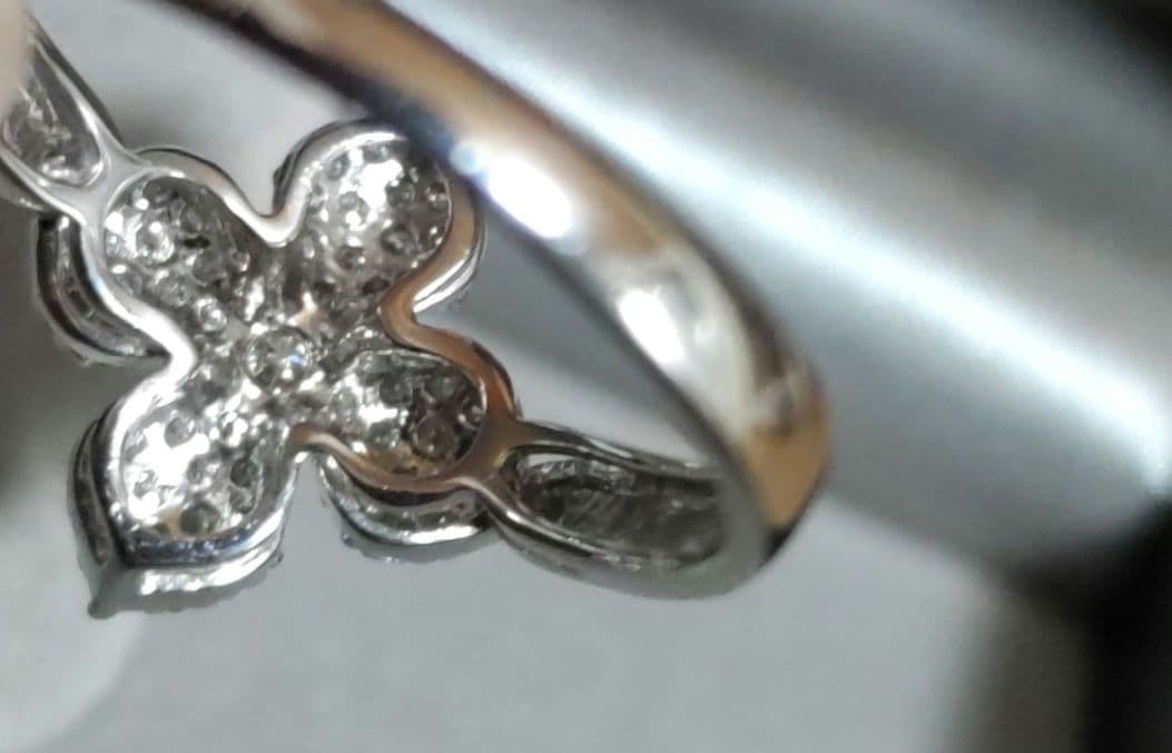 ツツミ　フラワーパヴェダイヤモンドリング