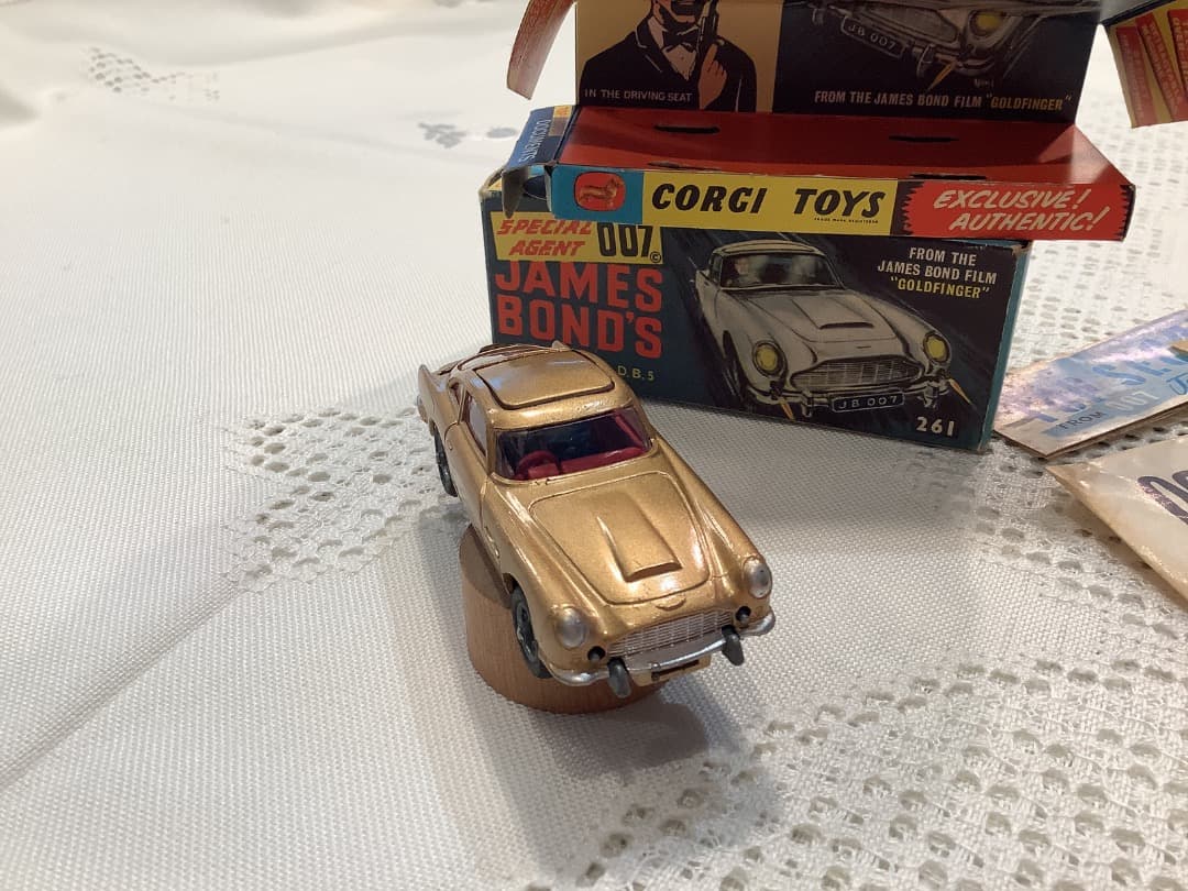 完品　CORGI TOYS JAMES BOND アストンマーチン　ミニカー