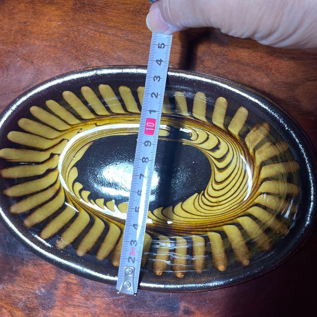 湯町窯陶器の楕円形皿 黒と黄の渦巻き模様