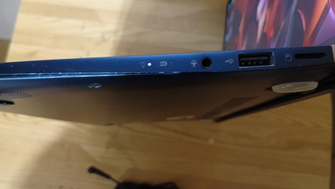 Asus UX333FA 8世代i5 紺ボディに金文字　office2019付き