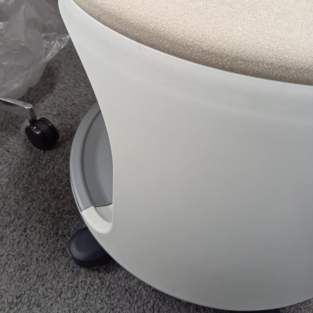 【展示品2025年製】オカムラ　スツール　クレイドル　キャスター付　荷物置き