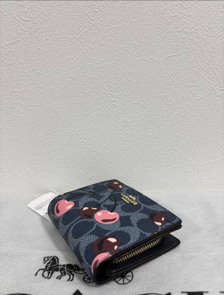 新品未使用コーチ二つ折り財布チェリー柄グレイレディース送料無料即日発送