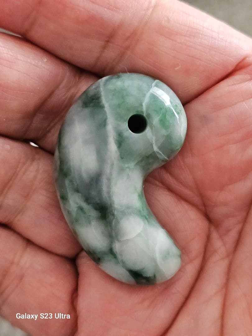 糸魚川翡翠　勾玉　４６mm　伝統工芸士作品
