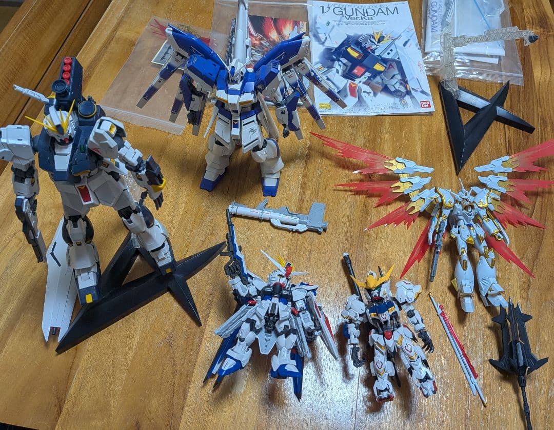 νガンダム　Hi-νガンダム　フリーダムガンダム　ガンダムバルバトス　ブラック