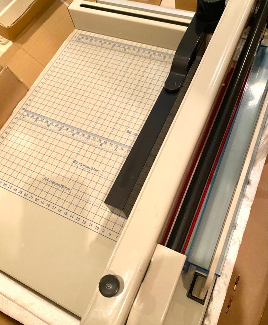 大型 A4対応裁断機 グリッド付き
