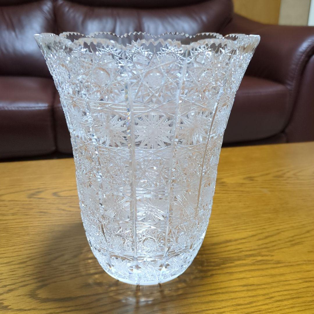 ボヘミアグラス　クリスタルガラス フラワーベース 花柄彫刻 約20cm