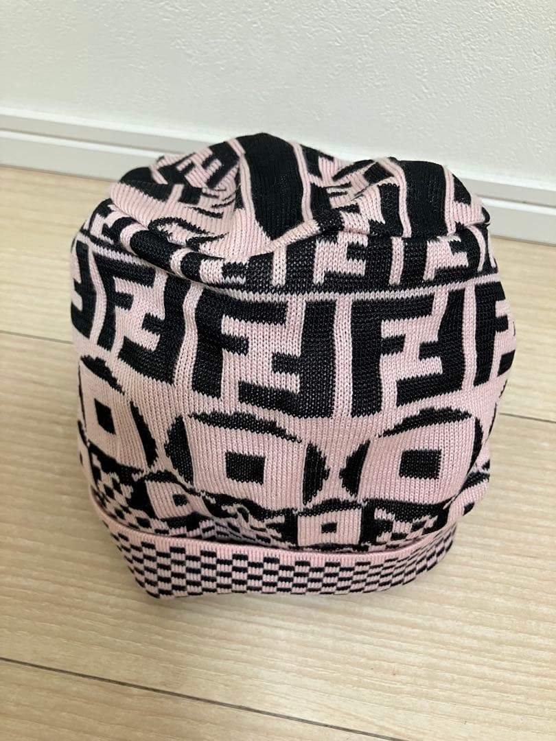 FENDI ニット帽　ピンク×黒