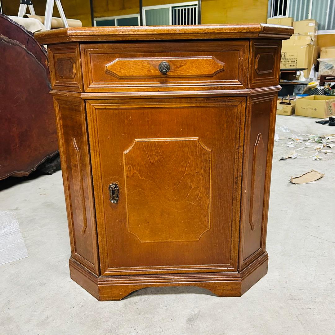 イタリアの家具です 木製デスク型箪笥 引き出し付き
