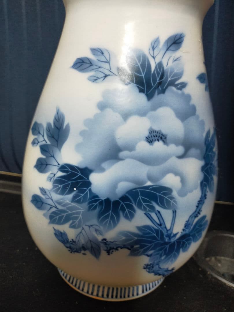 鍋島焼　染付牡丹図柄花瓶　櫛高台