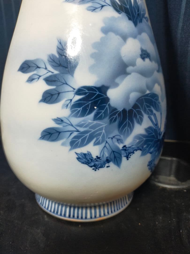 鍋島焼　染付牡丹図柄花瓶　櫛高台