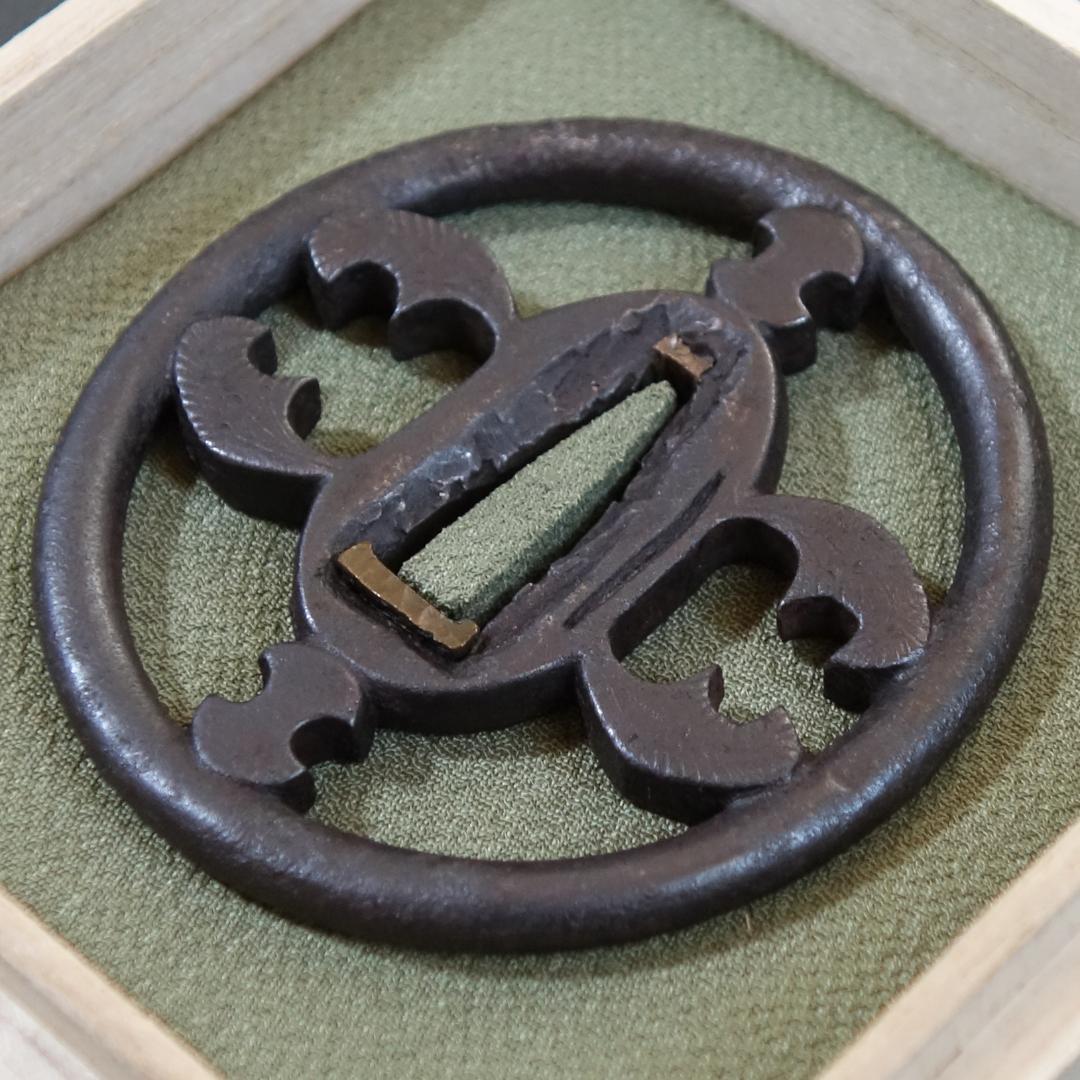 【 分銅抱茗荷透鐔 無銘 明珍 】(鑑定書有) 鍔 鐔 刀装具 武具 骨董 江戸