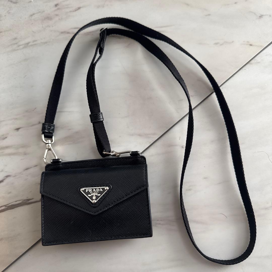 PRADA ブラック ショルダーカードケース
