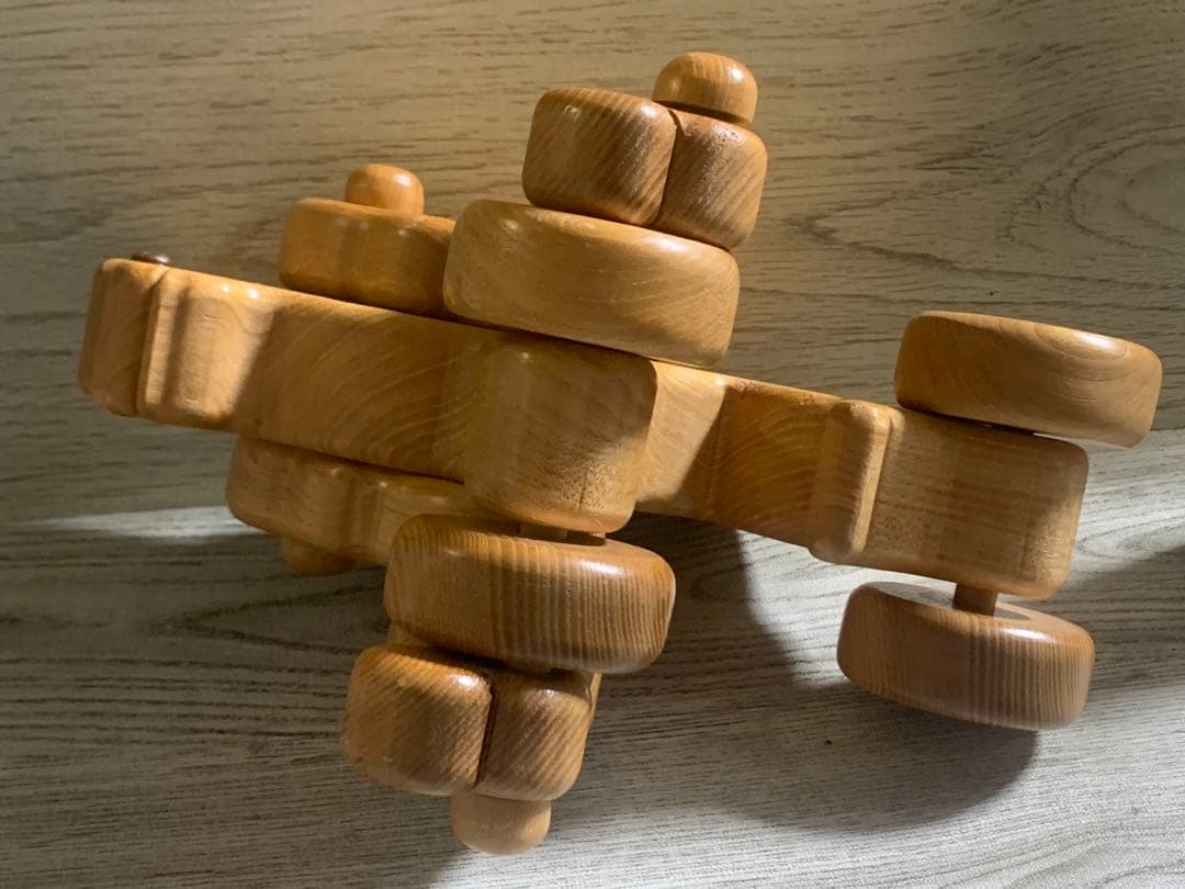 木製ゴリラ　木製の可動式ゴリラ型おもちゃ、置物