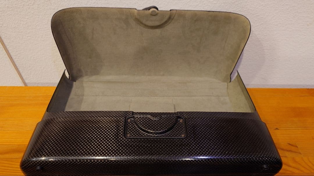 s*h様 【シリアルNo付き】日産 GT-R カーボンファイバー アタッシュケー