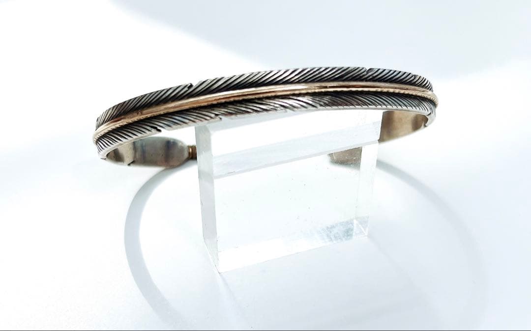 ナバホHarvey Maceハーヴィー・メイス作《フェザーバングル/12KGF》