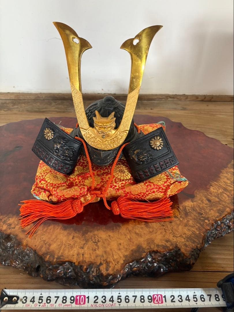 伝統的な黒金兜と箱付き