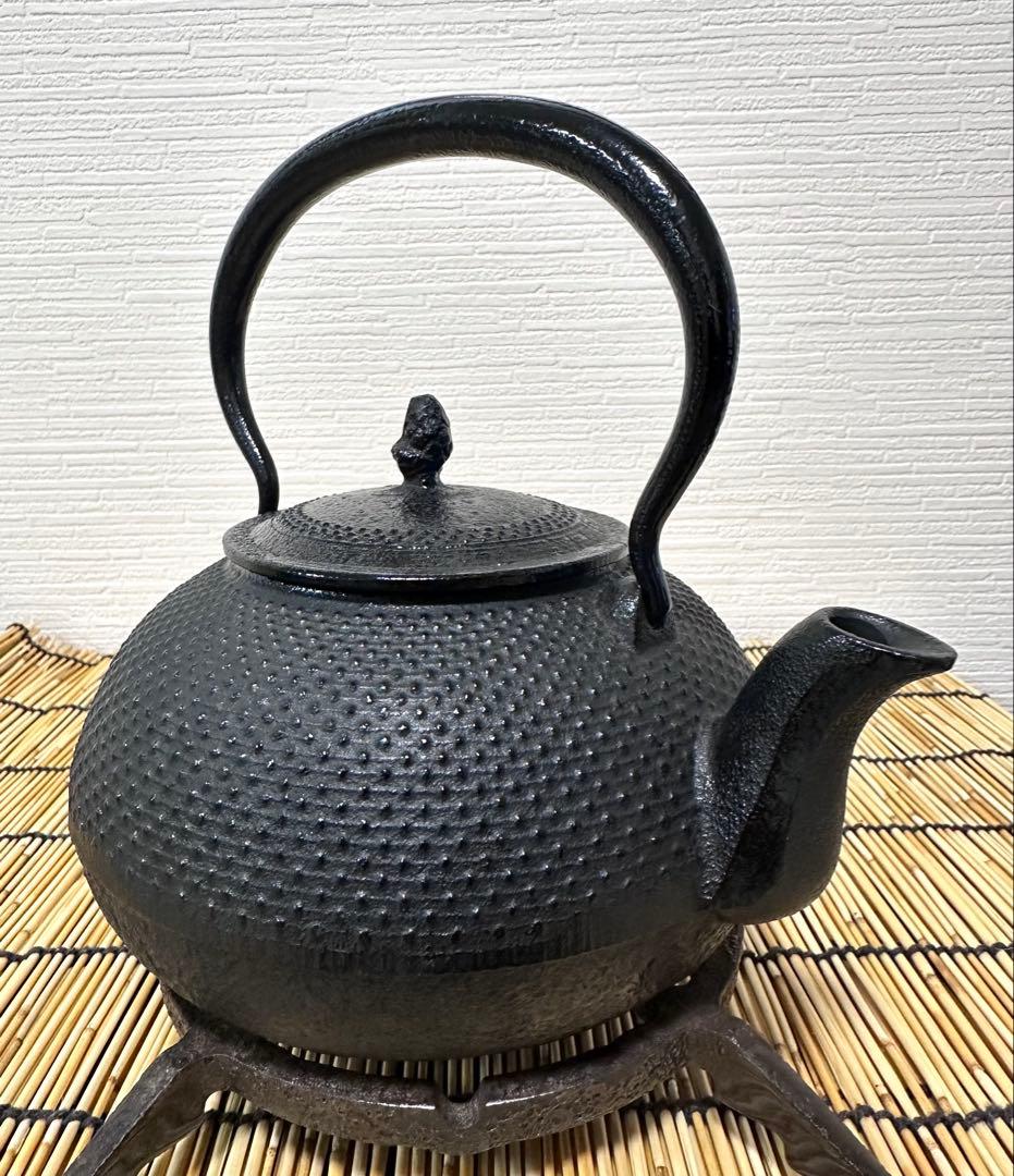 新品、供箱等付属品付　南部運南堂　南部鍋元造　１２型アラレ　南部鉄瓶　南部鉄器