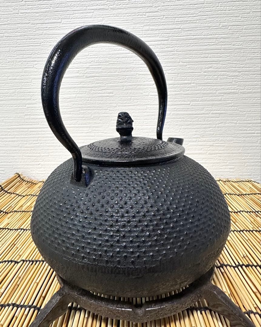 新品、供箱等付属品付　南部運南堂　南部鍋元造　１２型アラレ　南部鉄瓶　南部鉄器