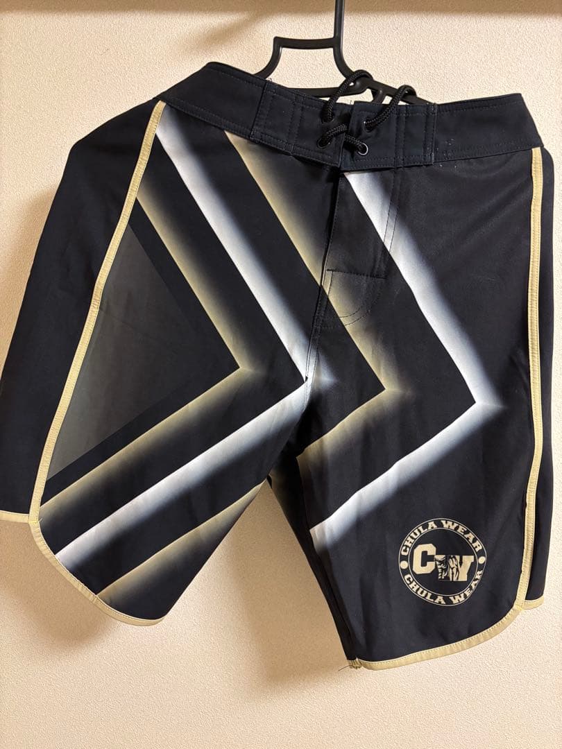 イエローホワイトとブラックが特徴的なCHULA WEARのサーフパンツサイズ26