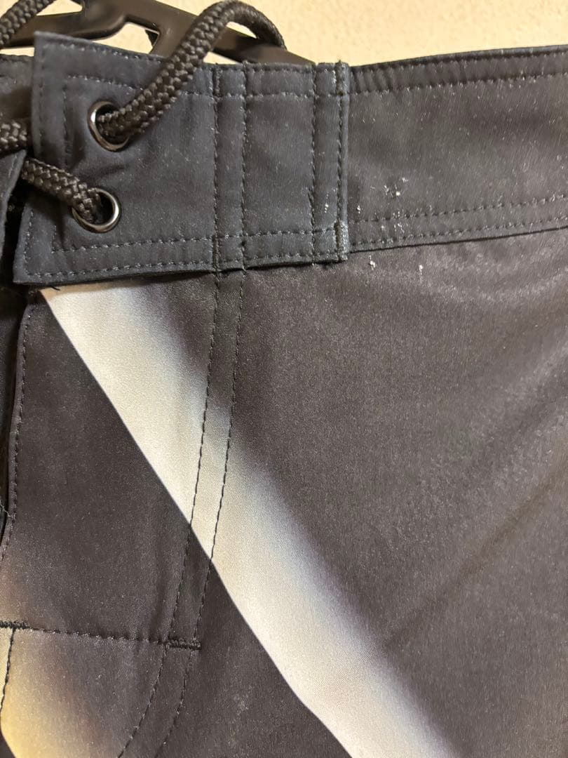 イエローホワイトとブラックが特徴的なCHULA WEARのサーフパンツサイズ26