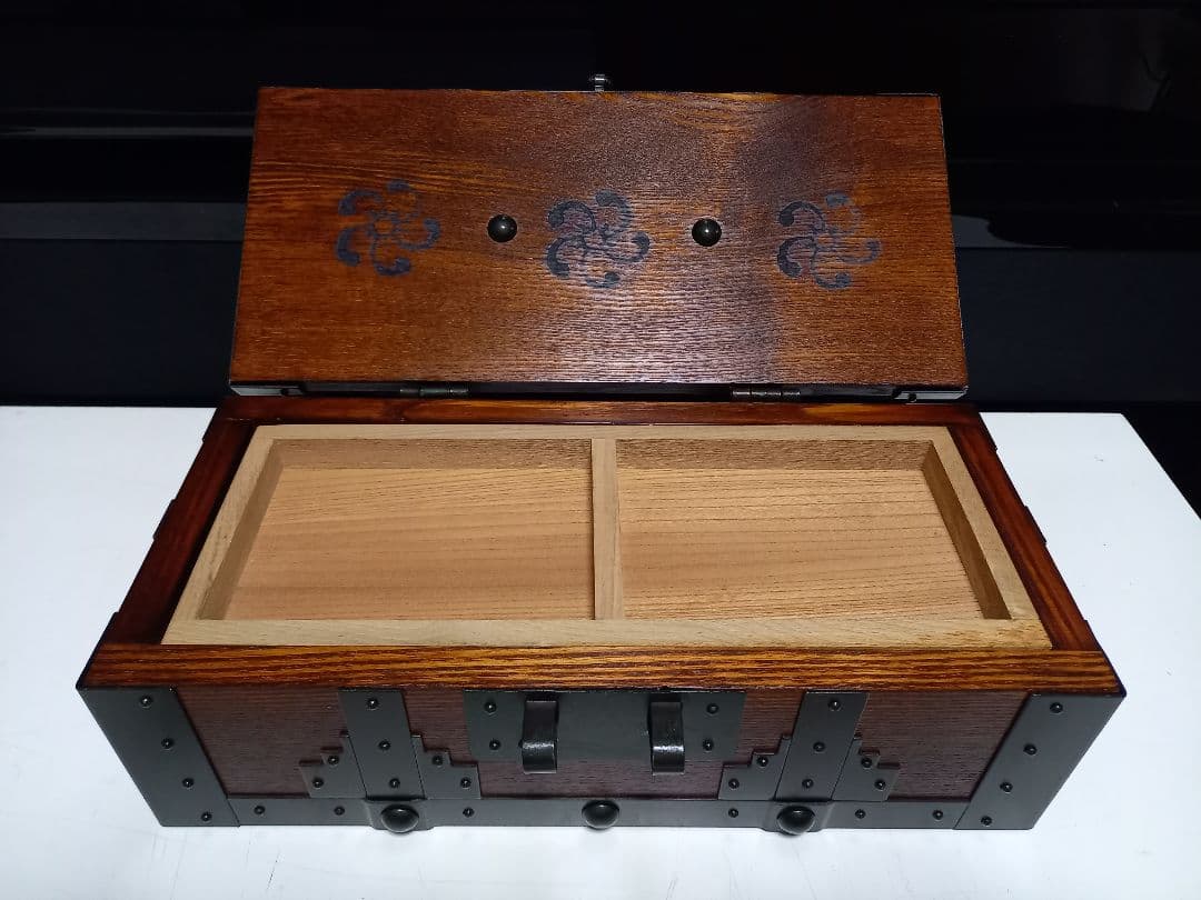 希少　和工芸　細工　手掛け　千両箱　欅　無垢材　手打ち金具　大小　二品