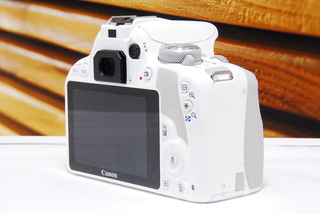 人気のホワイト！ Canon EOS kiss X7 スマホ転送 STMレンズ