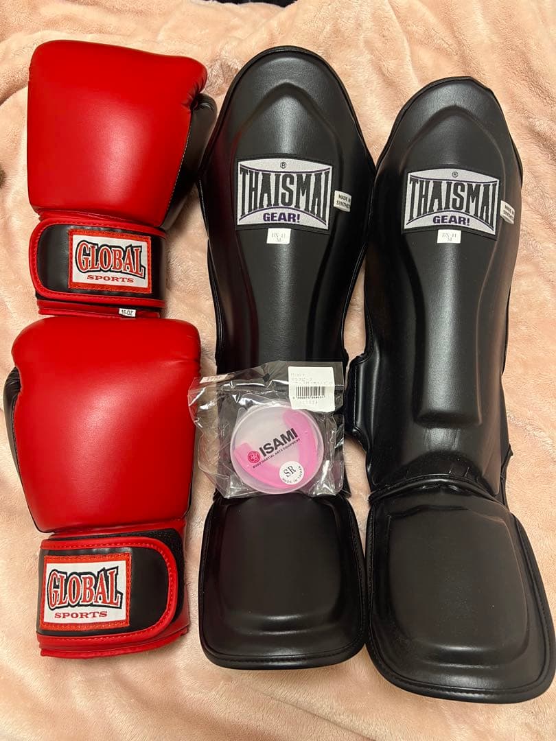 ボクシンググローブ、レッグガード、マウスピース