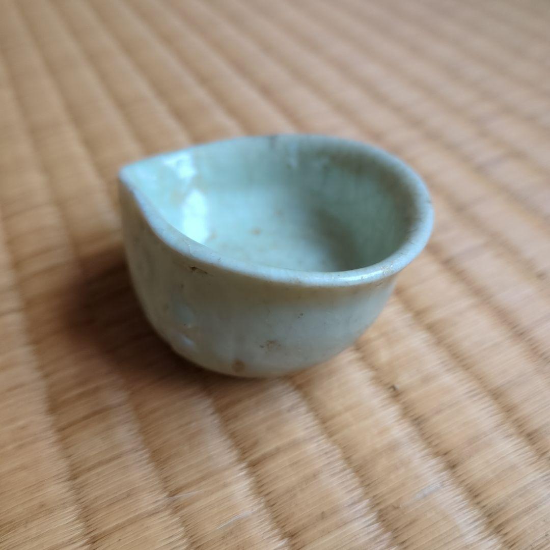淡い色の陶器製小皿　初期伊万里　鎬文ぐい呑み　骨董品