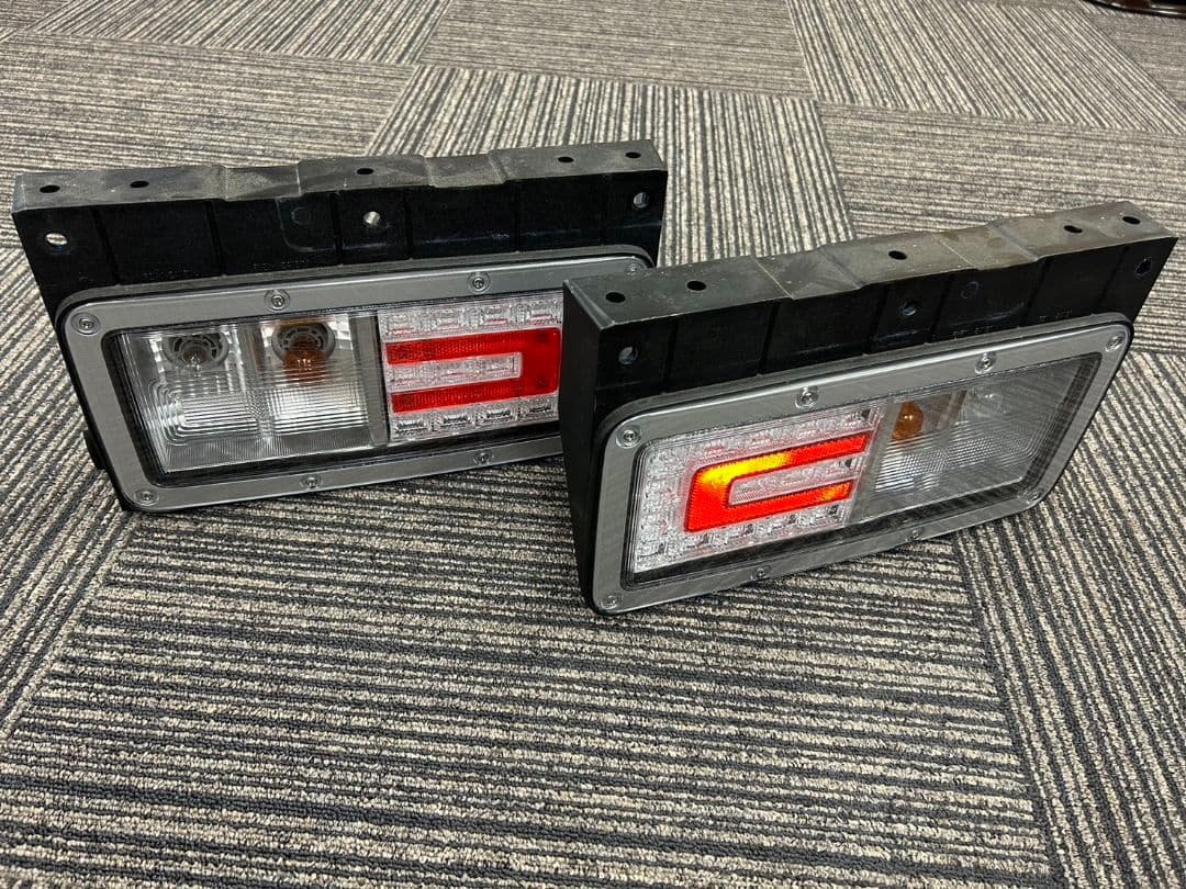 日野プロフィア　テールランプ新車外し