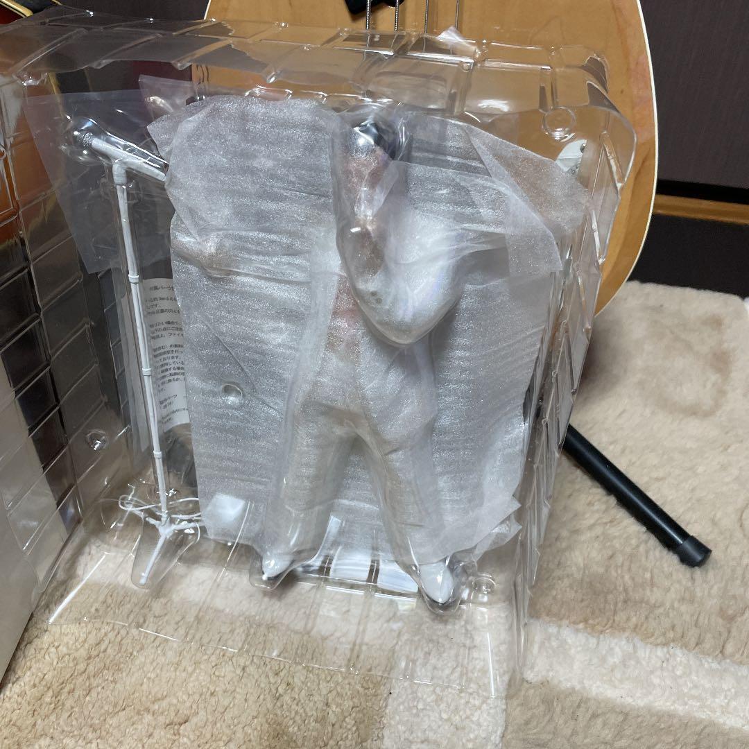 矢沢永吉フィギュアとベースギター2本