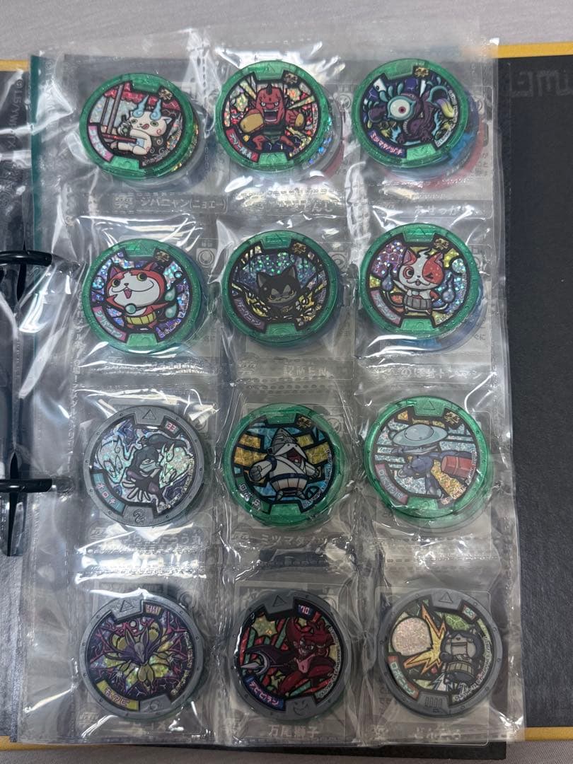 妖怪メダル141枚セット妖怪大辞典付き　　　相場不明のため高め設定(値段交渉可)