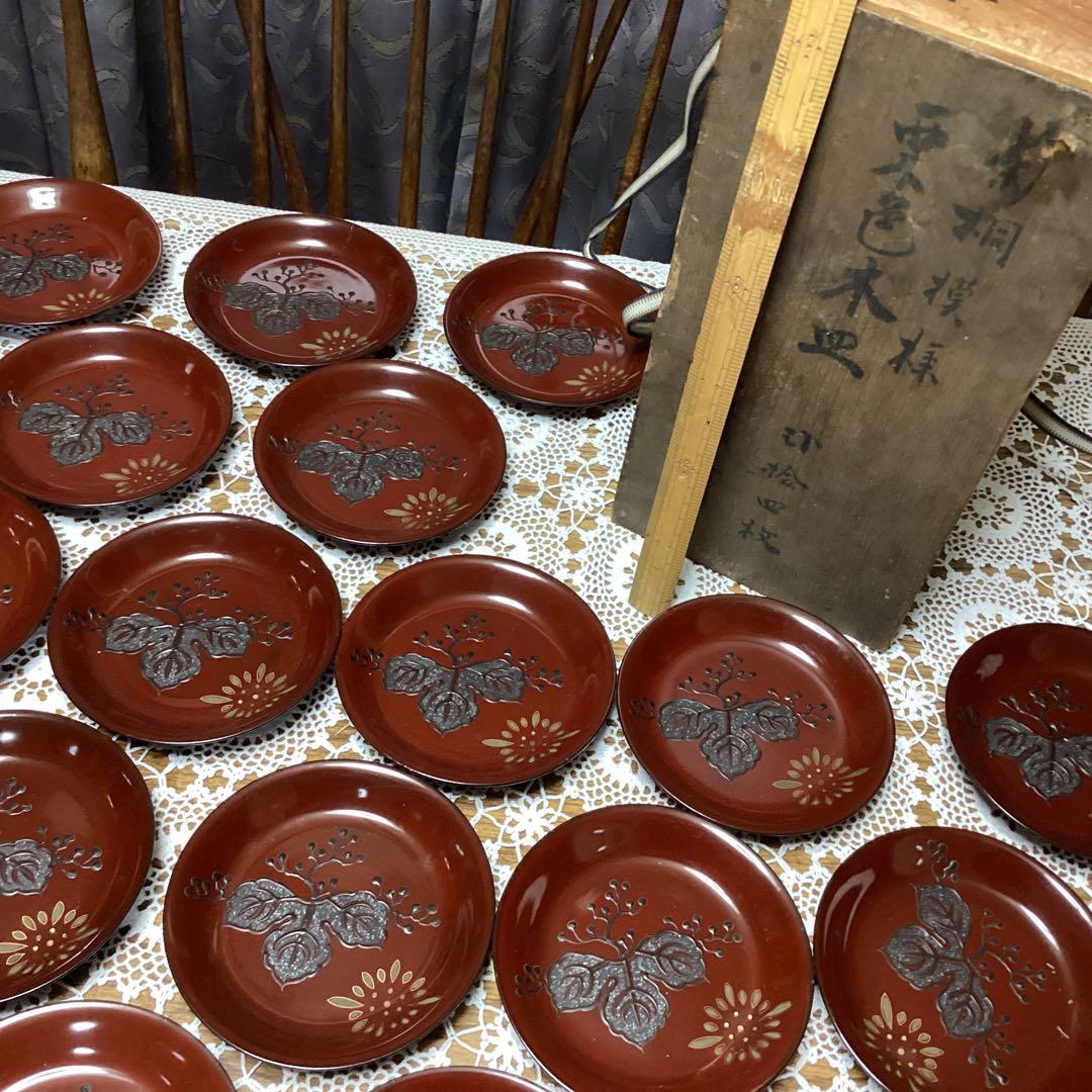 k2f7 漆器製 赤茶色の桐菊模様皿 24枚セット